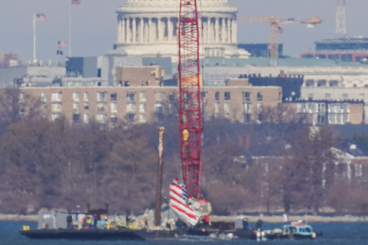 Los equipos trabajan para recuperar los restos del vuelo 5342 de American Eagle en el río Potomac, tras la colisión del vuelo 5342 de American Eagle con un helicóptero Black Hawk que se estrelló en el río, con la cúpula del Capitolio al fondo, como se ve desde Virginia, EE. UU., el 4 de febrero de 2025.